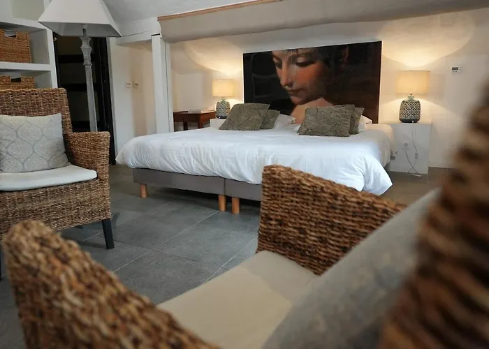 Hotel De La Poulciere 3*